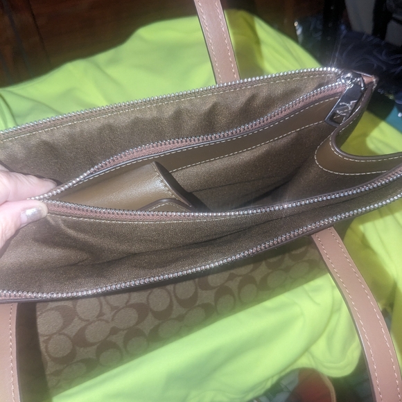 Coach bag authentic. Need this gone last mark down - Picture 4 of 4